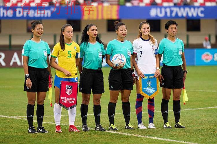 女子裁判组携手执裁中超联赛